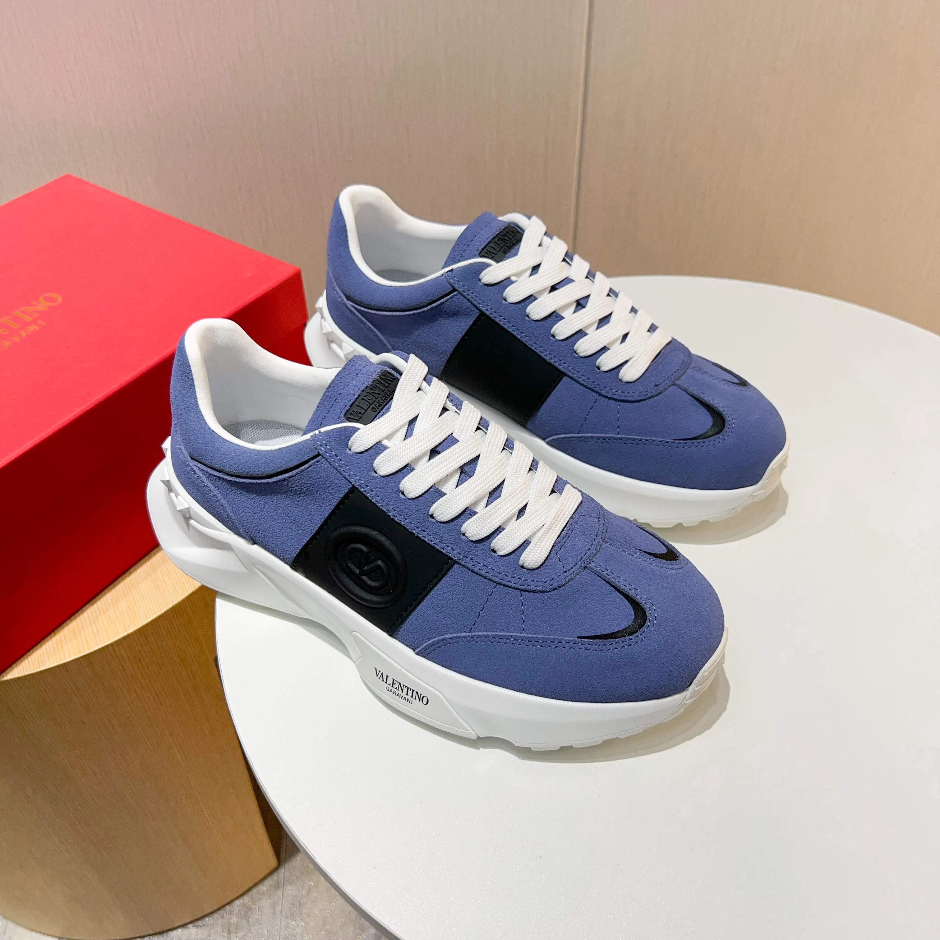 Ex-factory price: 520💰𝙑𝙖𝙡𝙚𝙣𝙩𝙞𝙣𝙤/Valentino𝙑𝙏 The latest official website main model in early autumn Classic continuation💯Making goods all year round🎁Wannian classic series sports and casual shoes💥, a must-have trendy item all year round🏆Many stars and Internet celebrities have performed it🔥 The original version is developed one to one, perfect last shape, VT iconic logo, logo printing on tongue and upper, original full set of packaging, full oil edge on the upper, T men's men's shoes💰u ultra-light combination outsole Comfortable on the feet, not squeezing the feet, fabric/first layer of cowhide. Lining/cow lining💕 Standard size: 38-44 (45 can be ordered)
